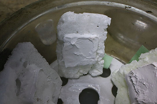 Рисунок изучения стекания герметиков сразу после нанесения (Стиз В - посередине, герметики-конкуренты - справа и слева)